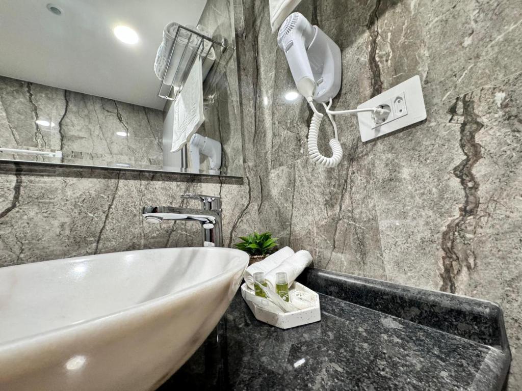 Koupelna v ubytování Hanul Domnesc Imperial Hotel & SPA