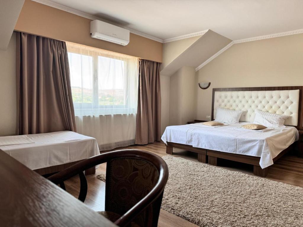 Postel nebo postele na pokoji v ubytování Hanul Domnesc Imperial Hotel & SPA