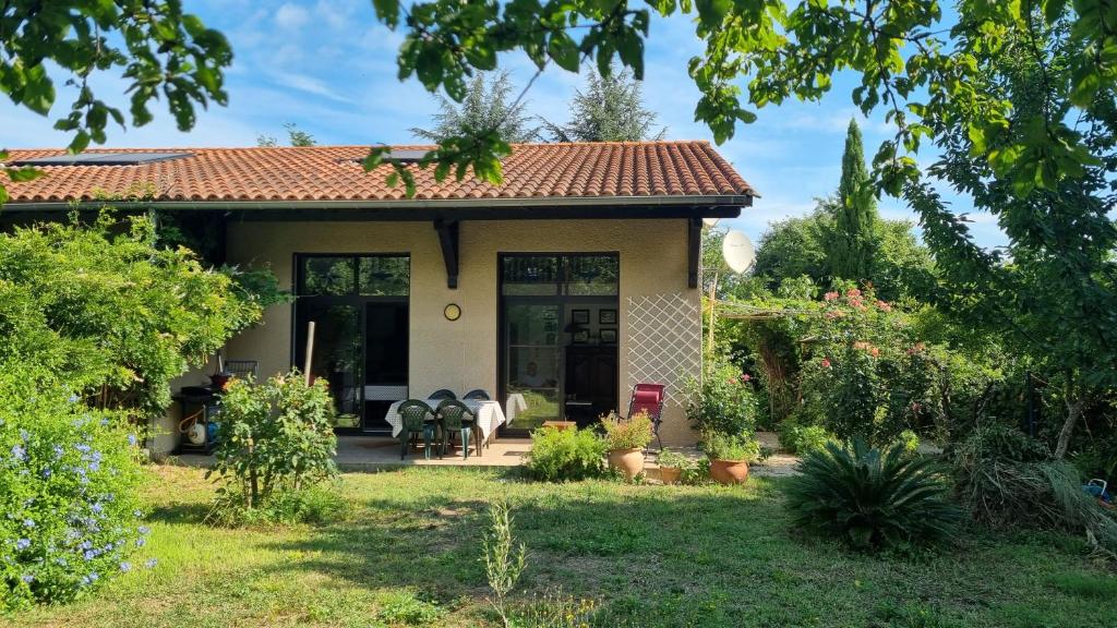 ein kleines Haus mit Garten davor in der Unterkunft Villa El Còrrec in Laroque-des-Albères