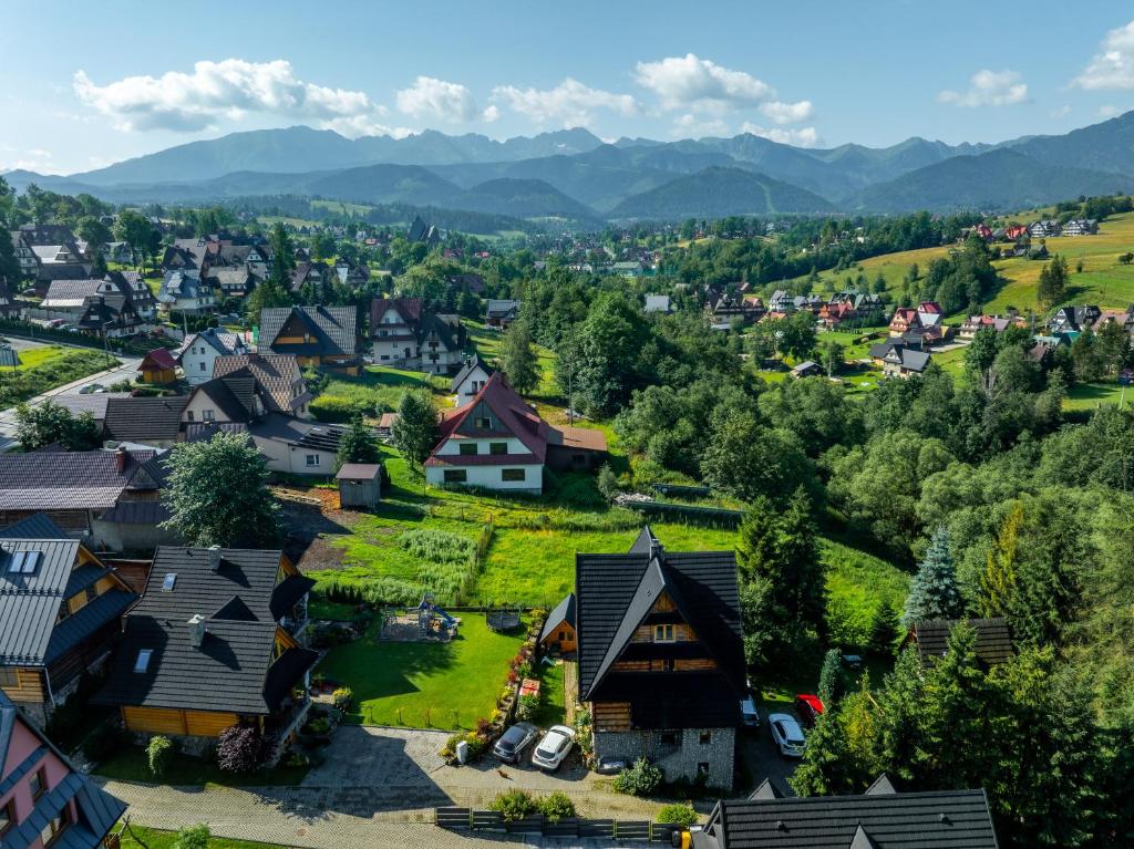 Výhľad na hory alebo výhľad na hory priamo z horskej chaty