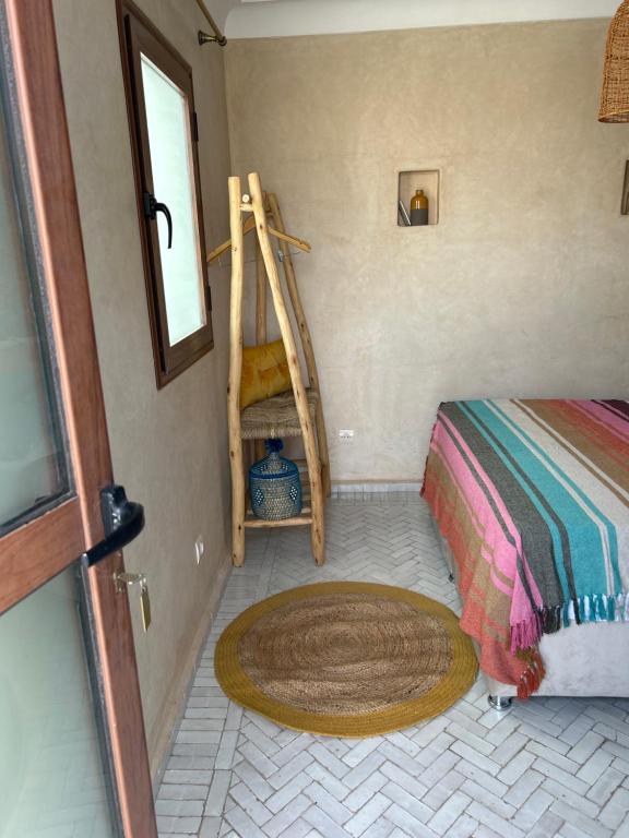 Postel nebo postele na pokoji v ubytování Riad Amazing Amazigh avec jacuzzi petit déjeuner compris avec aussi chambres familiales près de la place jemaa El fna