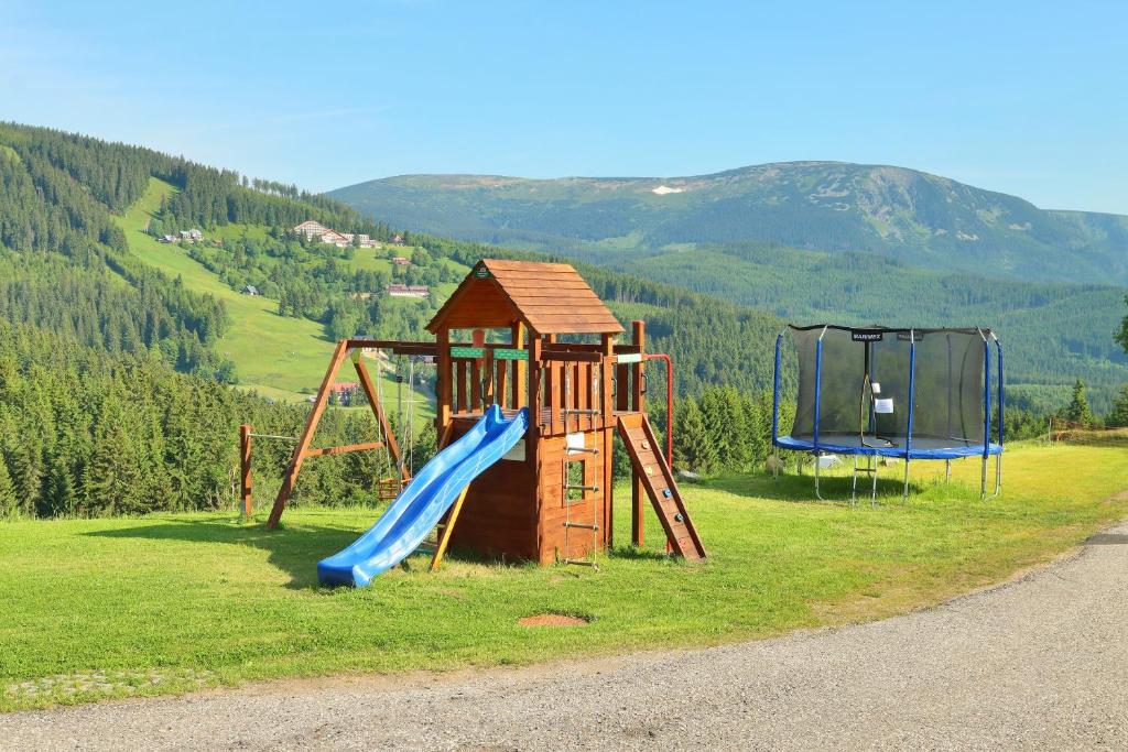 Herní místnost nebo prostor pro děti v ubytování Horský hotel Žižkova bouda