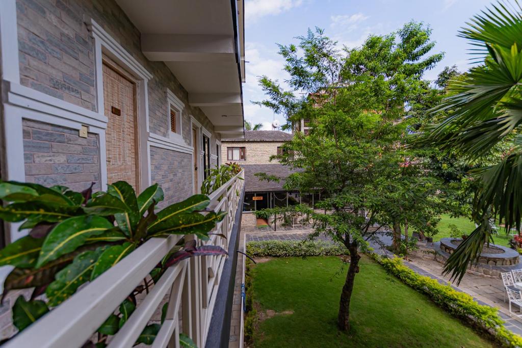Taman di luar Basundhara Resort Pokhara