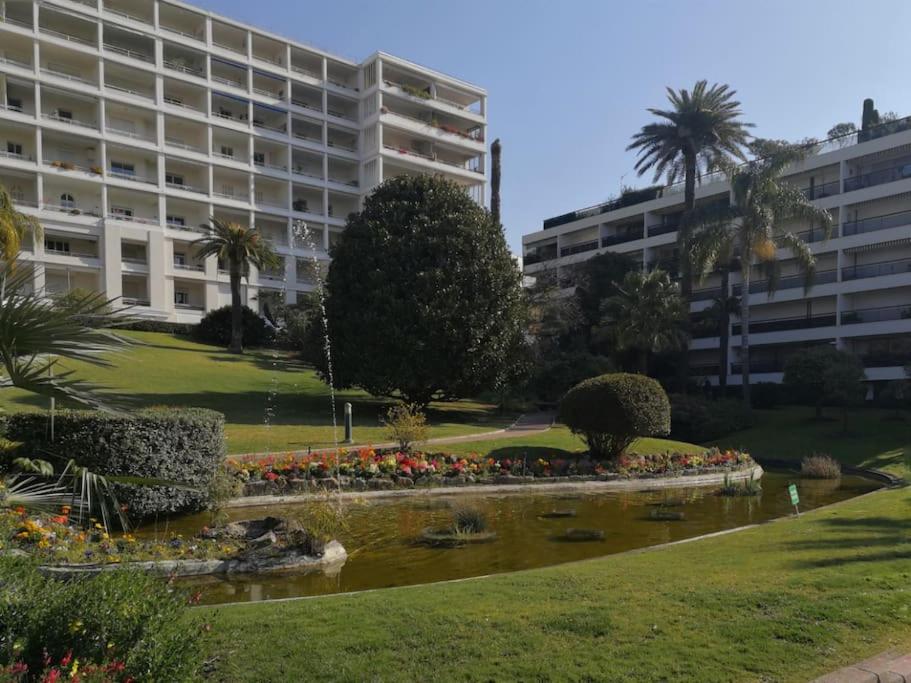 un grand bâtiment avec une fontaine dans un parc dans l'établissement Loft Studio centre Cannes, à Cannes