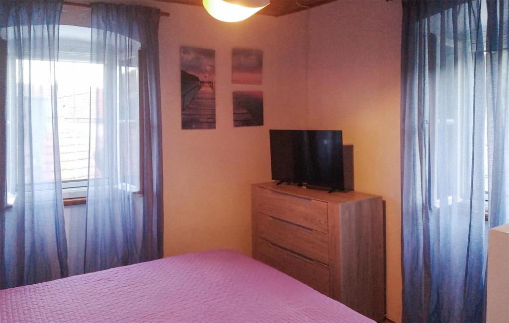 Telewizja i/lub zestaw kina domowego w obiekcie 3 Bedroom Beautiful Home In Veli Iz