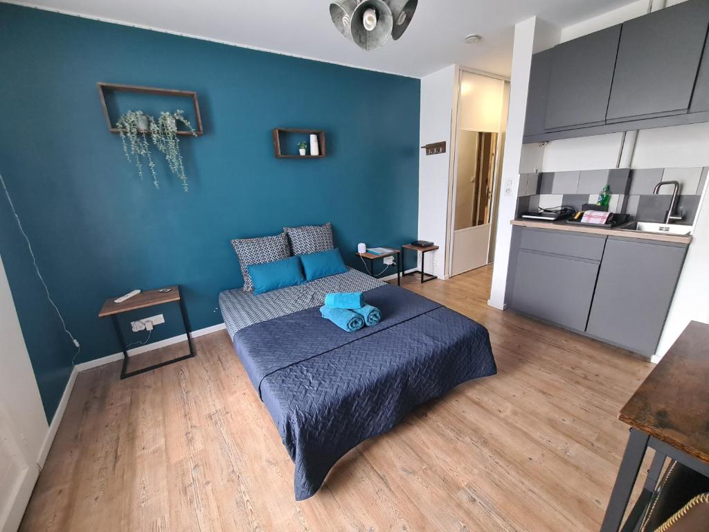- une chambre bleue avec un lit et un mur bleu dans l'établissement Studio Aix centre ville à pied avec stationnement, à Aix-en-Provence
