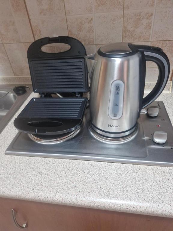 Příslušenství pro přípravu čaje a kávy v ubytování Julie Apartment