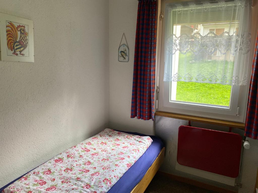 Postel nebo postele na pokoji v ubytování Ferienwohnung Alpen-Zauber Leukerbad