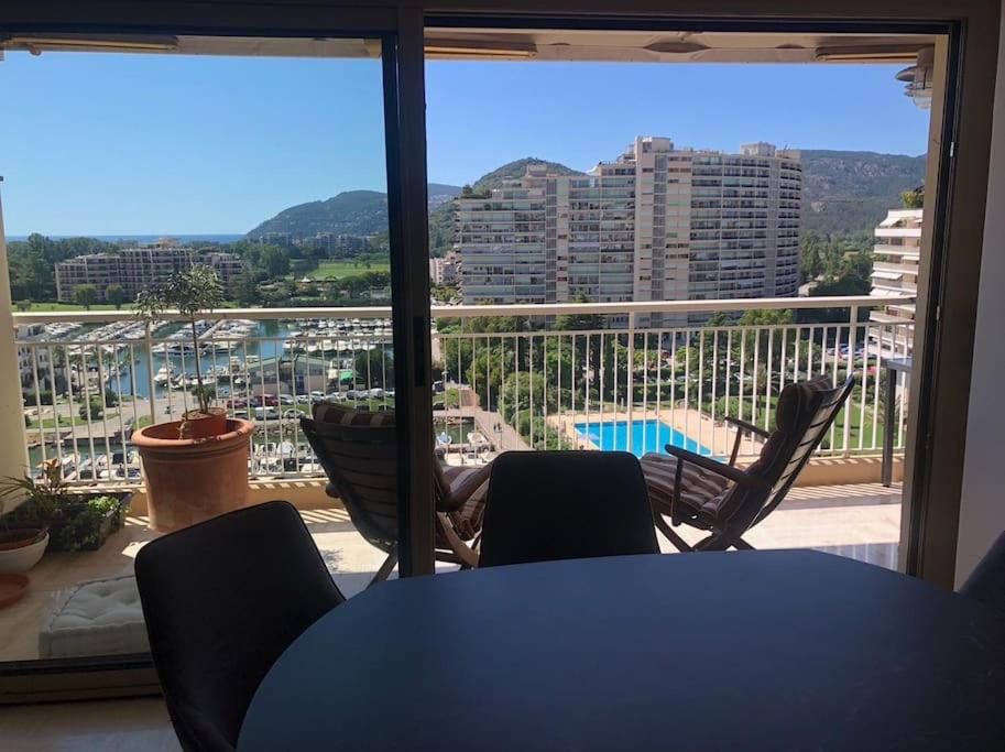 une vue d'un balcon avec une table et des chaises dans l'établissement Luxury Apartment 4 w Pool, Sea and Mountain Views, à Mandelieu-la-Napoule