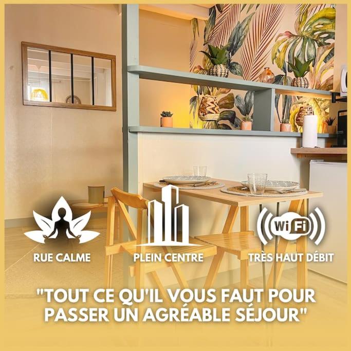 une publicité pour un restaurant avec une table et une table dans l'établissement Studio Aimer hyper centre, à Cognac