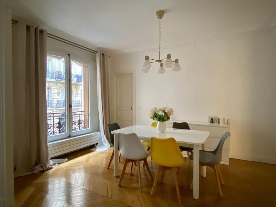 Photo de la galerie de l'établissement haussmannien, près arc Triomphe, à Paris