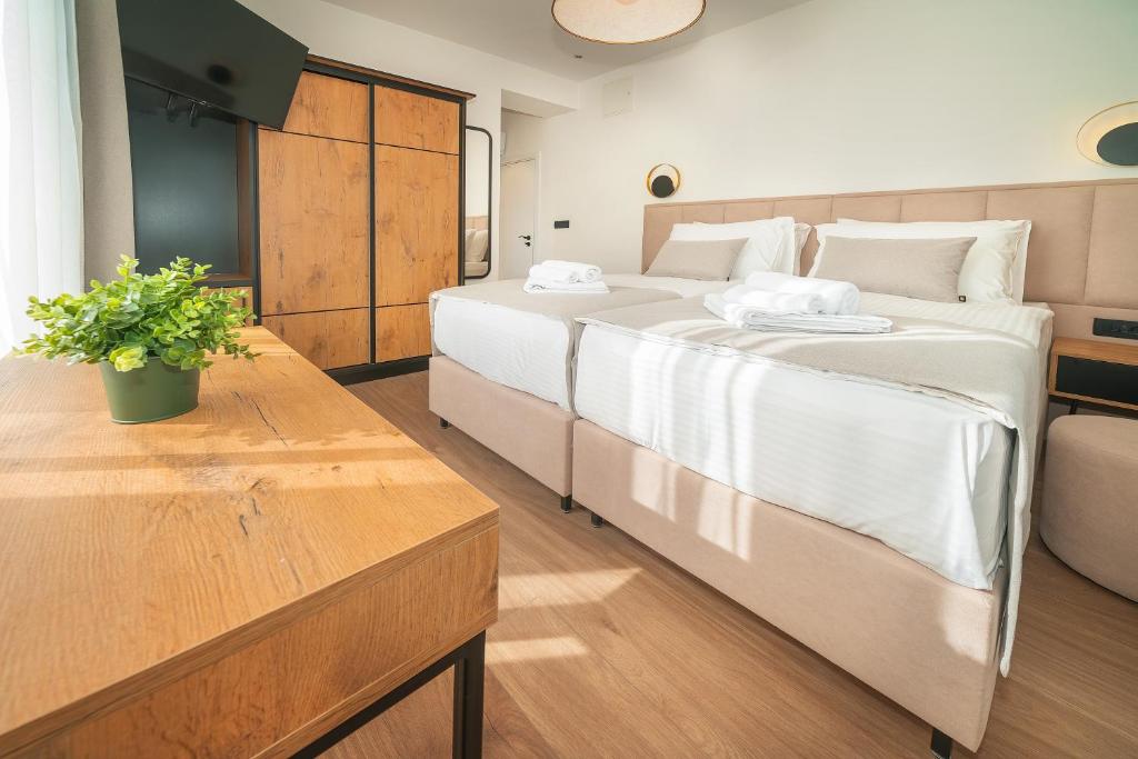Postel nebo postele na pokoji v ubytování Deluxe Double Rooms in Castellum Besca