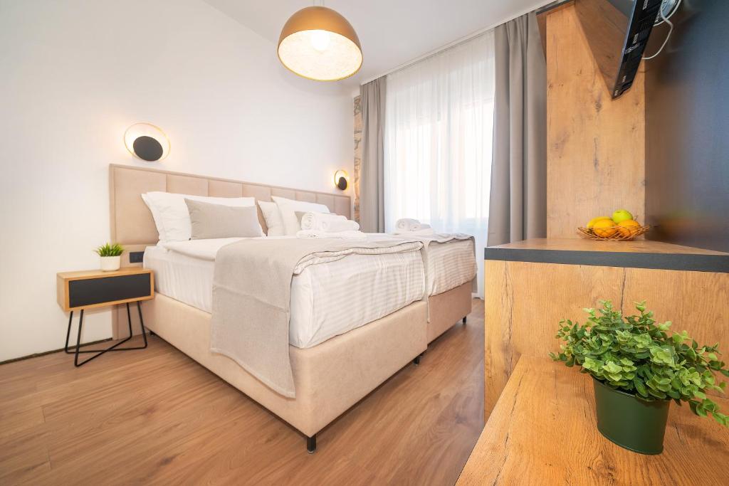Postel nebo postele na pokoji v ubytování Deluxe Double Rooms in Castellum Besca