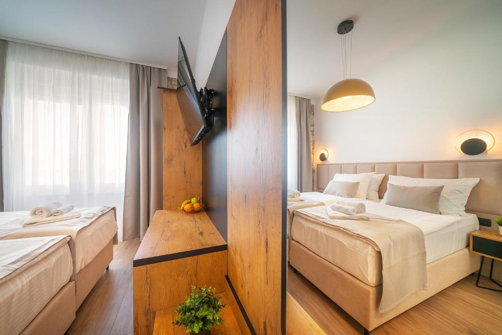 Postel nebo postele na pokoji v ubytování Deluxe Double Rooms in Castellum Besca