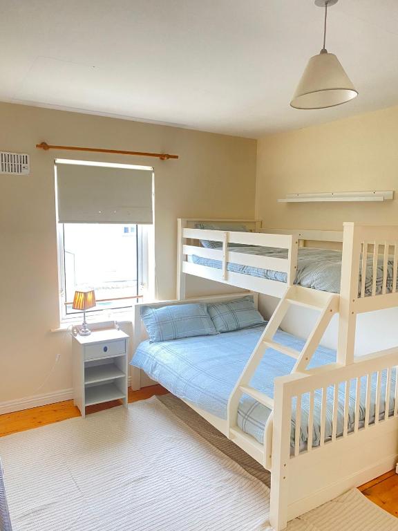 Postel nebo postele na pokoji v ubytování Lilac Lodge - Strandhill Beach House