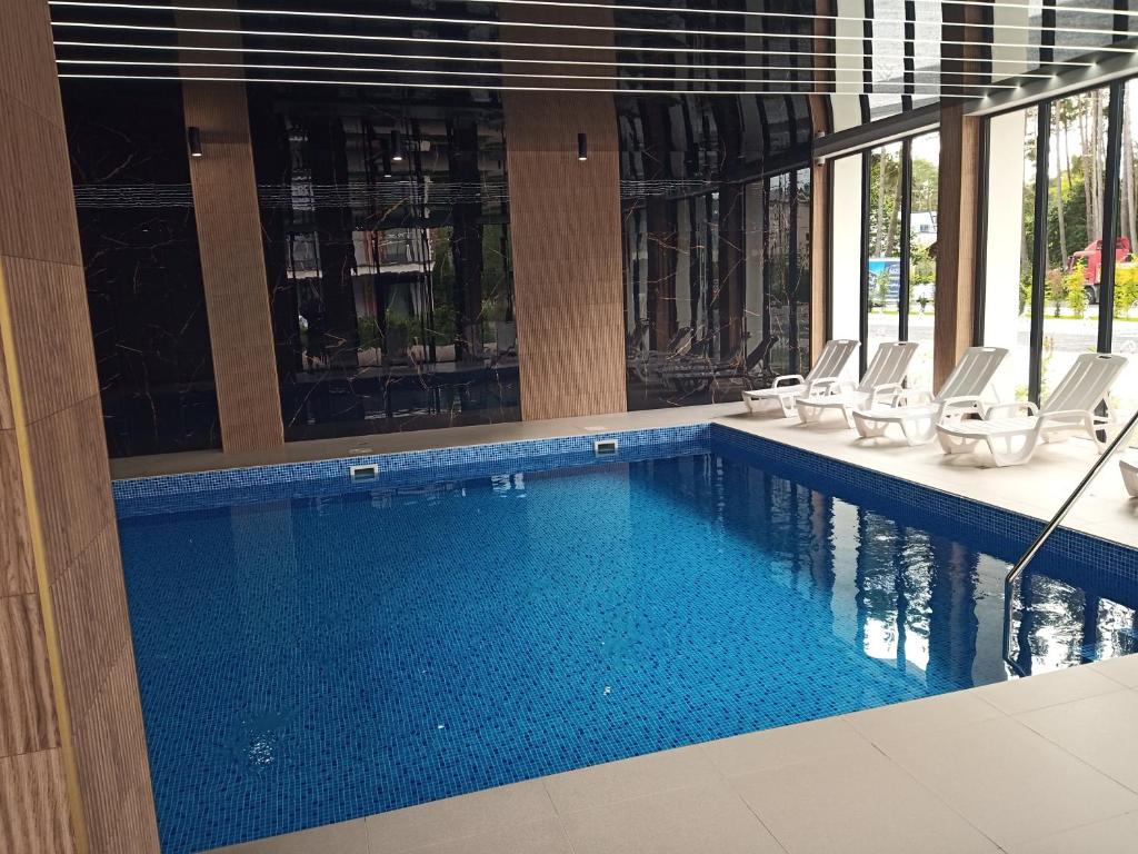 Bazén v ubytovaní POBIEROWO BALTIC Apartament Turkusowy alebo v jeho blízkosti