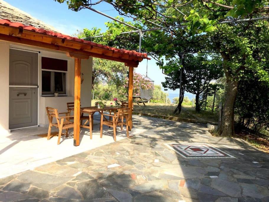 Το κτήριο όπου στεγάζεται  η παραθεριστική κατοικία