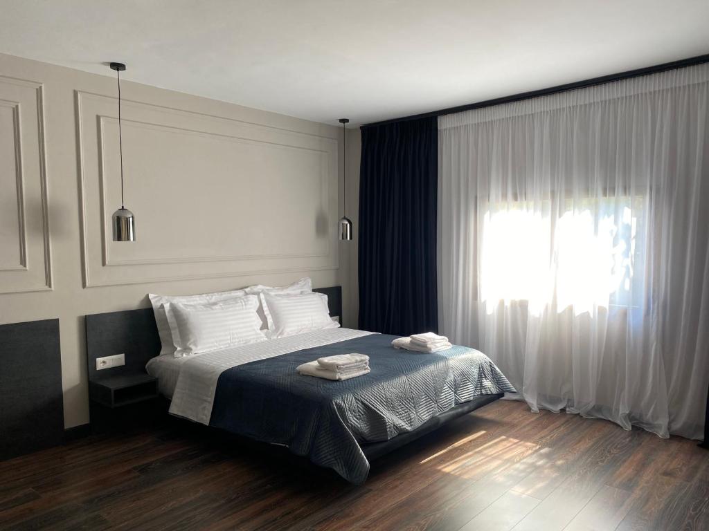 Postel nebo postele na pokoji v ubytování Tirana Central Rooms Pazari