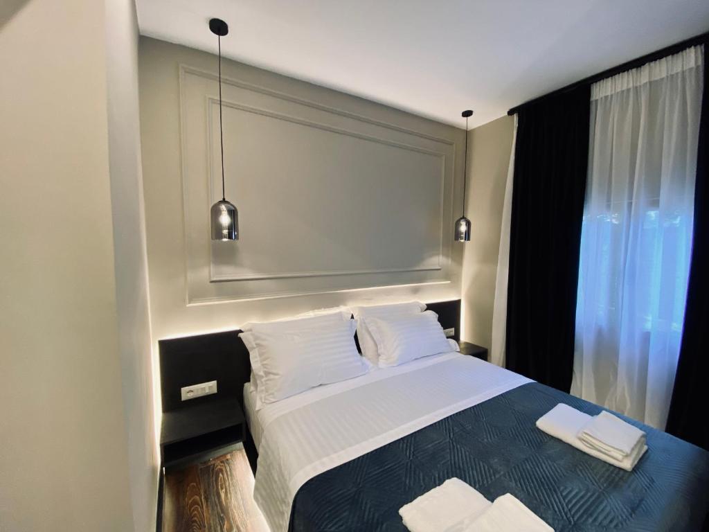 Postel nebo postele na pokoji v ubytování Tirana Central Rooms Pazari