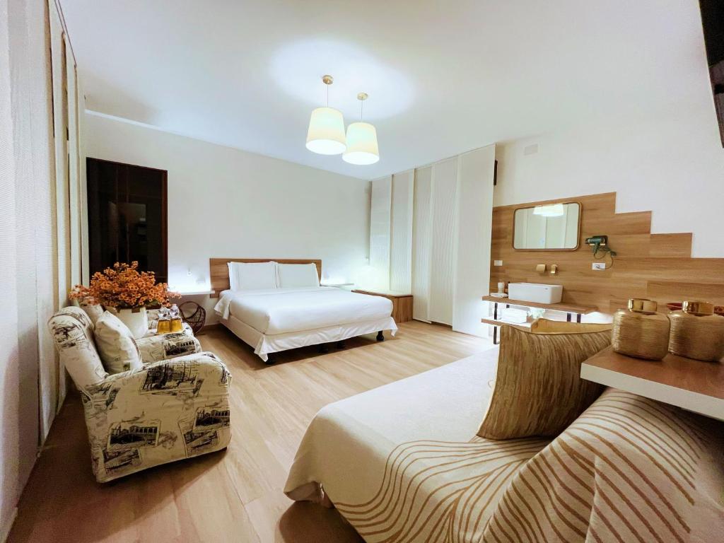 梅斯特Thalia Room Venezia Mestre的一间酒店房间，里面有一张床和一张沙发