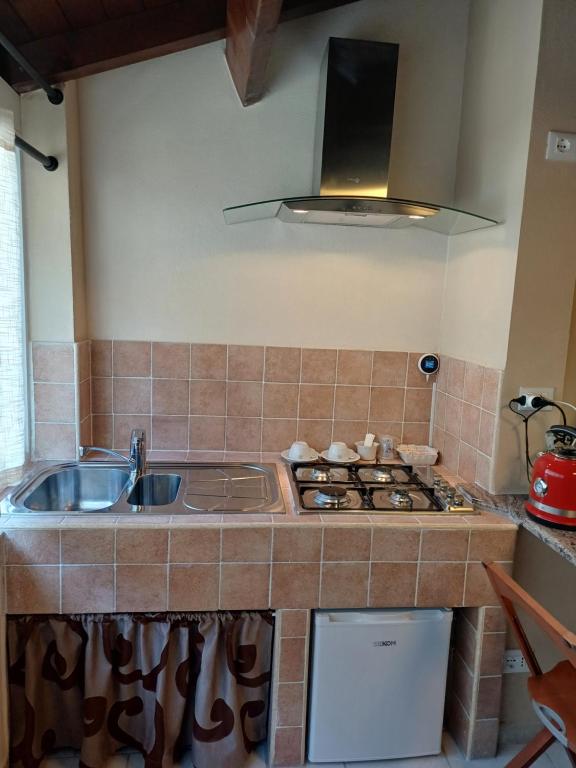 A kitchen or kitchenette at La Fortezza di Gavi -