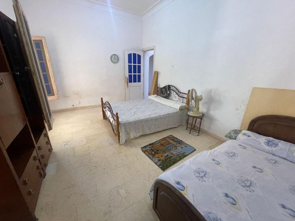 Rúm í herbergi á فيلا عائلات فقط Families only - سيدى كرير Sidi Krir - خارج القرى السياحية Outside tourist villages- حديقة خاصة مستقله ومسبح خاص مشترك Private Garden-Shared Pool