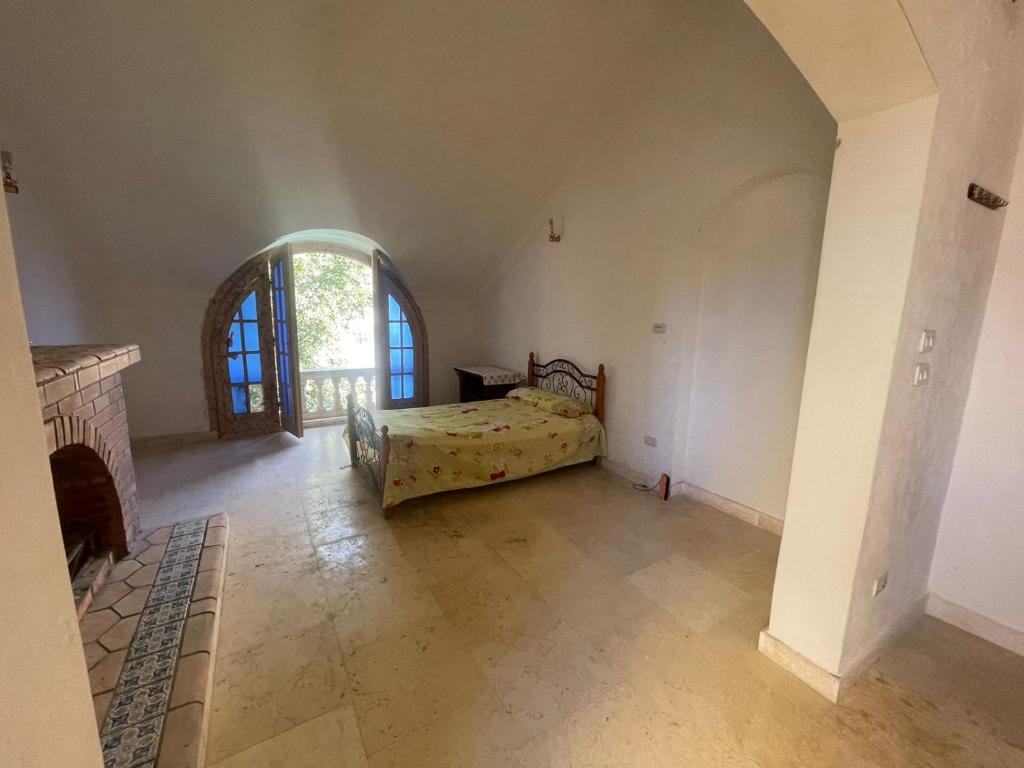 Rúm í herbergi á فيلا عائلات فقط Families only - سيدى كرير Sidi Krir - خارج القرى السياحية Outside tourist villages- حديقة خاصة مستقله ومسبح خاص مشترك Private Garden-Shared Pool