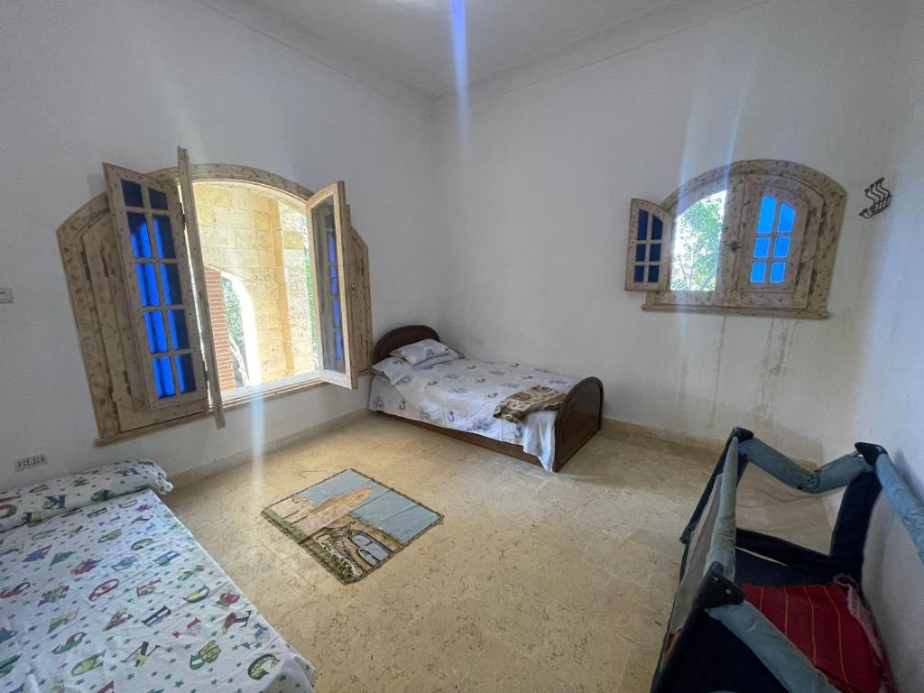 Rúm í herbergi á فيلا عائلات فقط Families only - سيدى كرير Sidi Krir - خارج القرى السياحية Outside tourist villages- حديقة خاصة مستقله ومسبح خاص مشترك Private Garden-Shared Pool