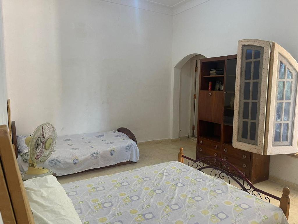 Rúm í herbergi á فيلا عائلات فقط Families only - سيدى كرير Sidi Krir - خارج القرى السياحية Outside tourist villages- حديقة خاصة مستقله ومسبح خاص مشترك Private Garden-Shared Pool