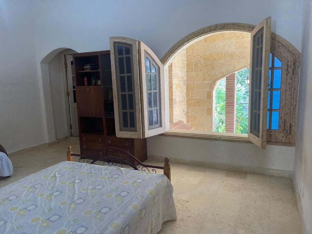 Rúm í herbergi á فيلا عائلات فقط Families only - سيدى كرير Sidi Krir - خارج القرى السياحية Outside tourist villages- حديقة خاصة مستقله ومسبح خاص مشترك Private Garden-Shared Pool