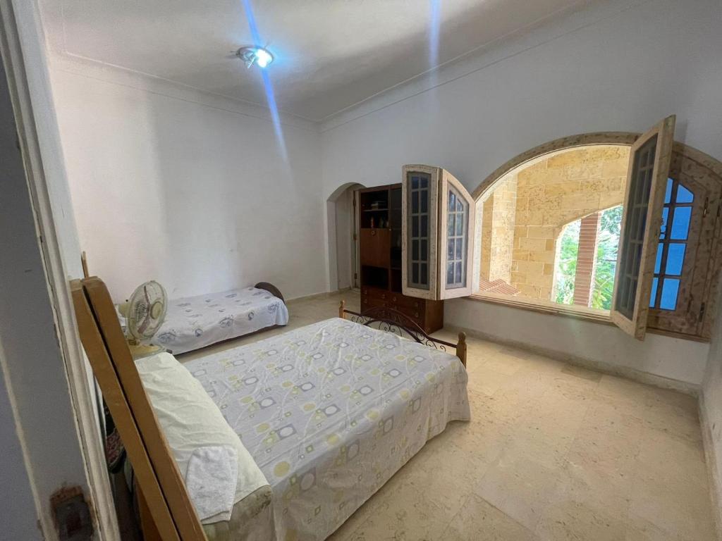 Rúm í herbergi á فيلا عائلات فقط Families only - سيدى كرير Sidi Krir - خارج القرى السياحية Outside tourist villages- حديقة خاصة مستقله ومسبح خاص مشترك Private Garden-Shared Pool