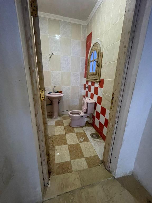 Baðherbergi á فيلا عائلات فقط Families only - سيدى كرير Sidi Krir - خارج القرى السياحية Outside tourist villages- حديقة خاصة مستقله ومسبح خاص مشترك Private Garden-Shared Pool