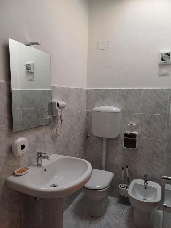 A bathroom at La Fortezza di Gavi -