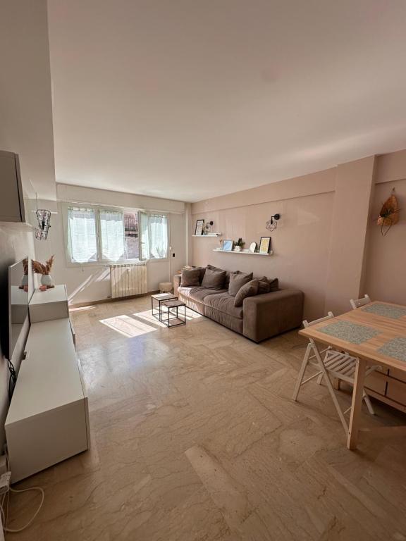 Photo de la galerie de l'établissement Spacieux deux pièces, au Cannet