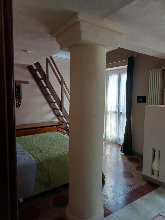 A bed or beds in a room at La Fortezza di Gavi -