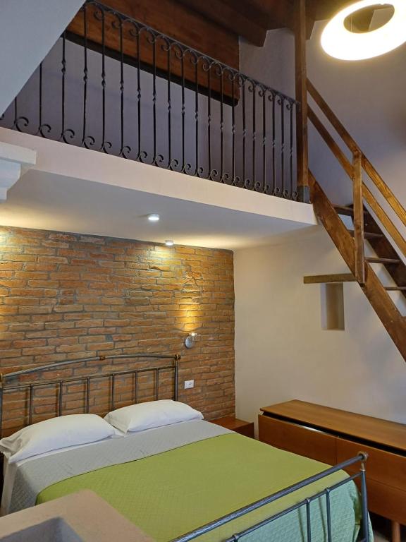 A bed or beds in a room at La Fortezza di Gavi -