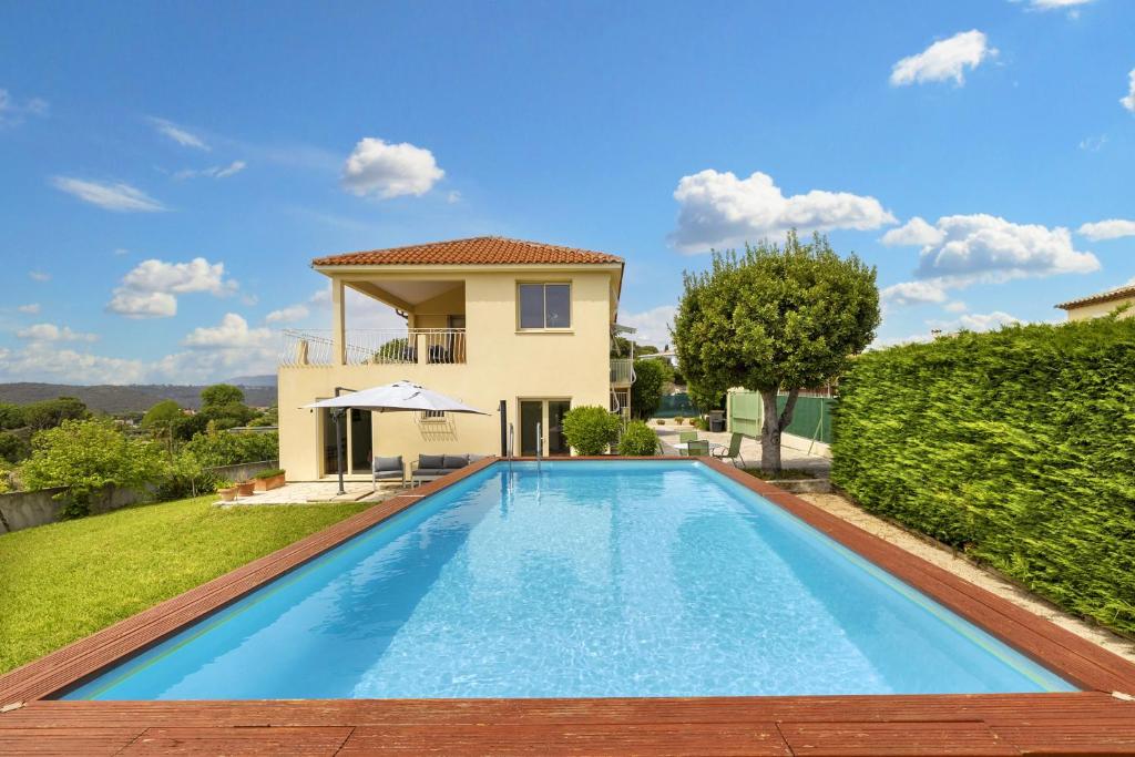 une piscine devant une villa dans l'établissement Les quatre vents, à Cagnes-sur-Mer
