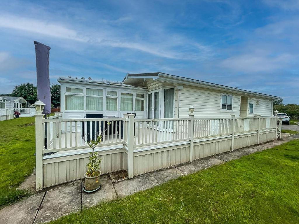 Lodge With Decking At Southview Holiday Park In Skegness Ref