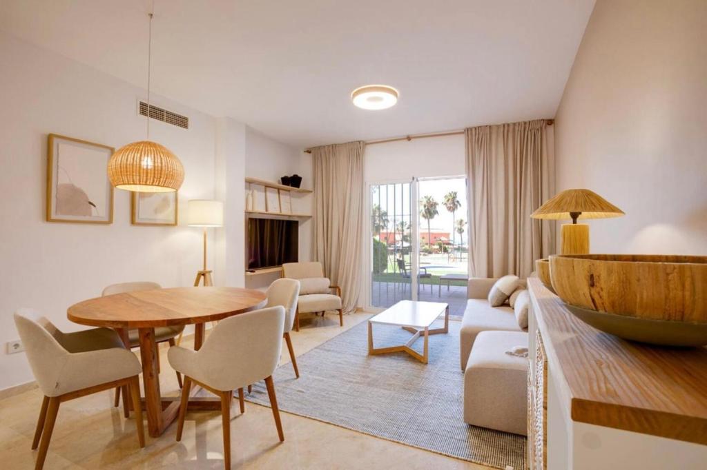 No10 - Beachfront Estepona close to port, 2 bedroom, 2 bathroom, sleeps 5