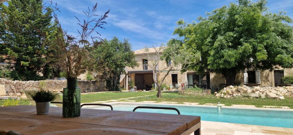 The swimming pool at or close to Appartement dans un mas provençal rénové