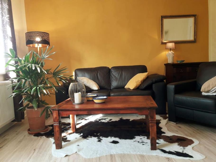 ein Wohnzimmer mit einer Couch und einem Couchtisch in der Unterkunft Gäste- und Monteurwohnung alte Gärtnerei in Kalefeld