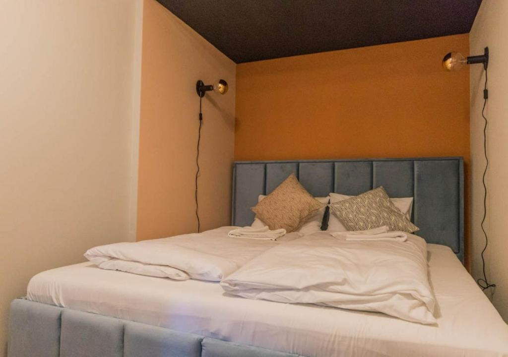 Posteľ alebo postele v izbe v ubytovaní Budapest True Gem Downtown next to Synagogue and Gozsdu garden area