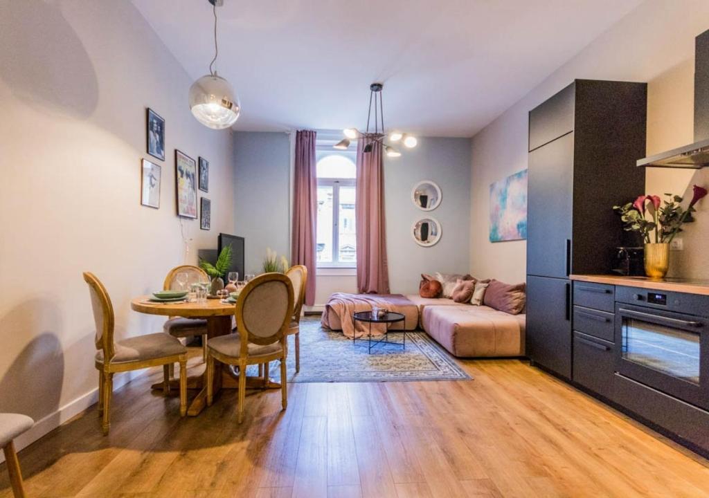 Kuchyňa alebo kuchynka v ubytovaní Budapest True Gem Downtown next to Synagogue and Gozsdu garden area