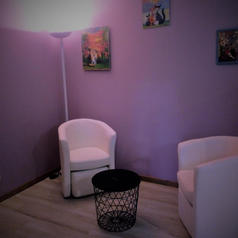 Posezení v ubytování L'Anagramme, chambres, table d'hôtes et gîte pour adultes, naturistes ou non !