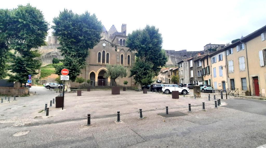 un parking vide en face d'une église dans l'établissement Vue Cité-Centre Historique-Patio-Tendance-calme, à Carcassonne