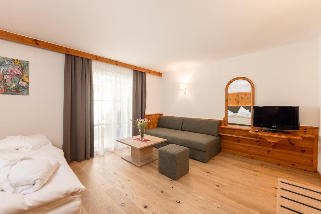 TV a/nebo společenská místnost v ubytování Hotel Berghof