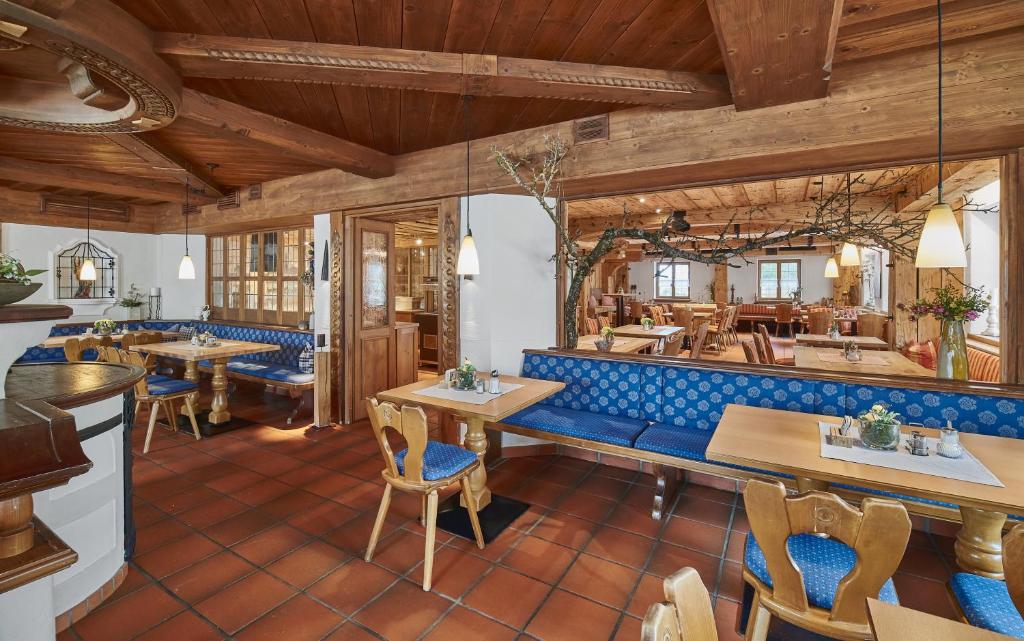 Restaurace v ubytování Aktivhotel & Gasthof Schmelz Ihr Urlaubs Hotel in Inzell mit Wellness Hallenbad, Alpensauna & Dampfbad