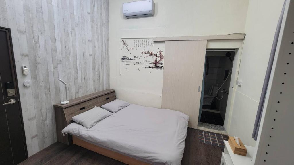 Postel nebo postele na pokoji v ubytování 梅園小築民宿