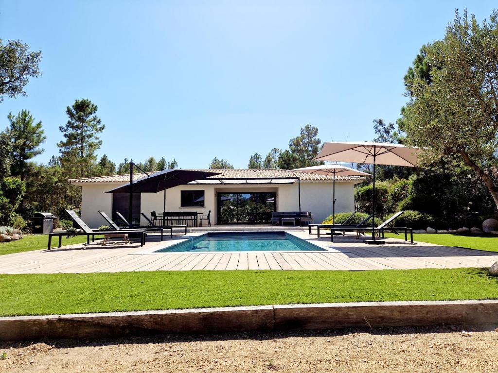 Bazén v ubytování Villa ALVALMAX nebo v jeho okolí