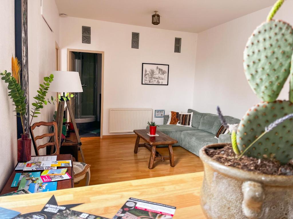 un salon avec un canapé et une table dans l'établissement L'Akwaba Fécamp, à Fécamp